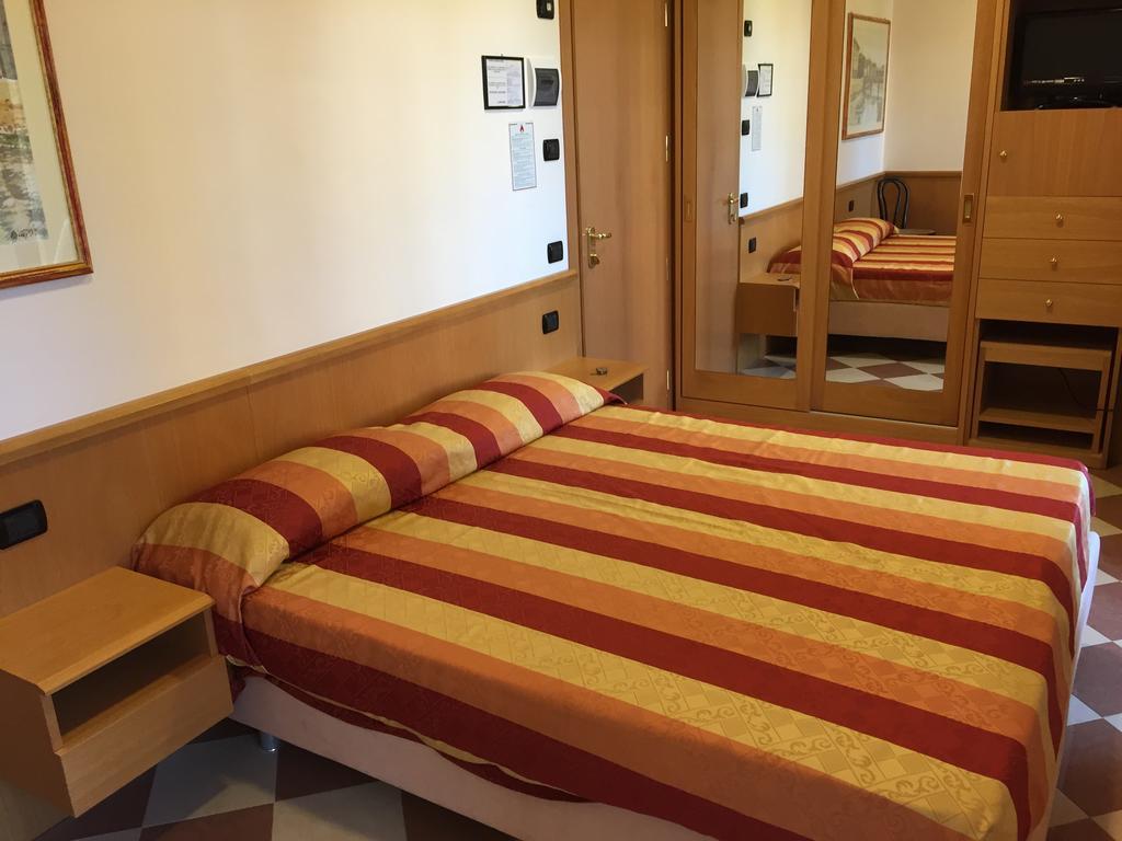 Hotel Fiorella Senigallia Room photo